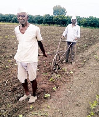 Father and son are farming for dubbing | दुबार पेरणीसाठी पिता-पुत्रच करताहेत मशागत