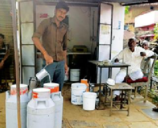 Milk fell by two rupees | दुधाचे दर दोन रुपयांनी घसरले