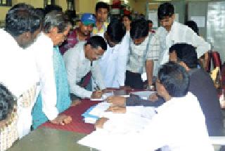 Inspection by the election observer | निवडणूक निरीक्षकांनी केली कामांची पाहणी