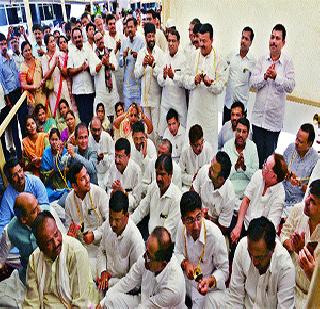 Hymns made by opponents | विरोधकांनी केले भजन Hymns made by opponents | विरोधकांनी केले भजन