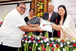 District honors for reproduction and child health program | प्रजनन व बालआरोग्य कार्यक्रमासाठी जिल्ह्याचा सन्मान