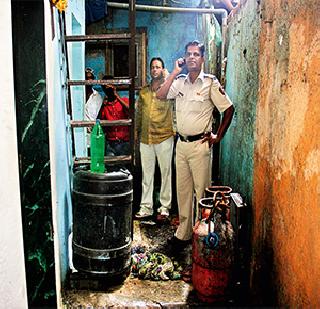 4 killed in Santacruz cylinder explosion | सिलिंडर स्फोटात सांताक्रुझला ४ ठार