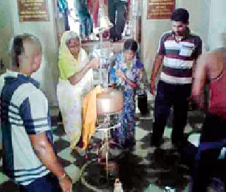 Shankar temple filled with water | पाण्याने भरला शंकर मंदिराचा गाभारा