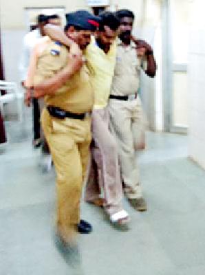 One day's police closet 'sub-inspector' | ‘त्या’ उपनिरीक्षकाला एक दिवसाची पोलीस कोठडी One day's police closet 'sub-inspector' | ‘त्या’ उपनिरीक्षकाला एक दिवसाची पोलीस कोठडी