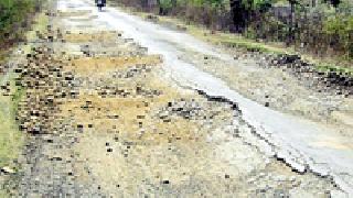 Illness of Khairi-Nandepera road, poor construction | खैरी-नांदेपेरा मार्गाची दुरवस्था, बांधकामचे दुर्लक्ष