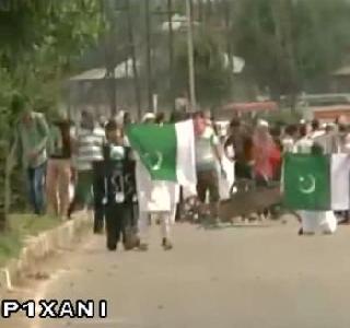 Pakistan and the flag of IS in Srinagar, the outcry of separatists | श्रीनगरमध्ये पाकिस्तान व IS चा झेंडा, फुटीरतावाद्यांची आगळिक