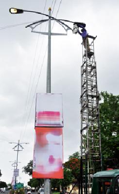 Due to the tour of the Chief Minister, the roads shine | मुख्यमंत्र्यांच्या दौऱ्यामुळे रस्ते चकाकले