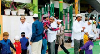 Namaz read in 48 places in the district | जिल्ह्यात ४८ ठिकाणी नमाज पठन