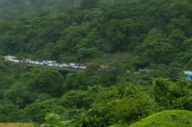 The Mumbai-Pune Expressway leads to the trap of death | मुंबई पुणे एक्सप्रेस वे ठरतोय मृत्यूचा सापळा