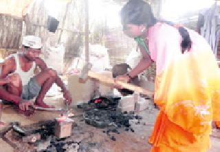 On the way to close the blacksmith business | लोहार व्यवसाय बंद होण्याच्या मार्गावर On the way to close the blacksmith business | लोहार व्यवसाय बंद होण्याच्या मार्गावर