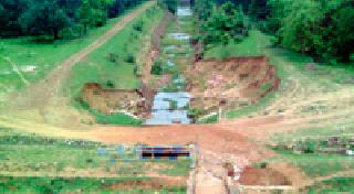 Due to the huge canal of the main canal | मुख्य कालव्याची प्रचंड दुरवस्था Due to the huge canal of the main canal | मुख्य कालव्याची प्रचंड दुरवस्था