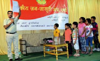 It's hard to give the mobile phone to play for the kids | चिमुकल्यांना खेळण्यासाठी मोबाईल देणे घातकच