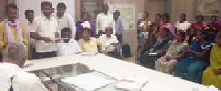 Remove the injustice of the group loan settlement | समूह कर्जप्रकरणातील अन्याय दूर करा Remove the injustice of the group loan settlement | समूह कर्जप्रकरणातील अन्याय दूर करा