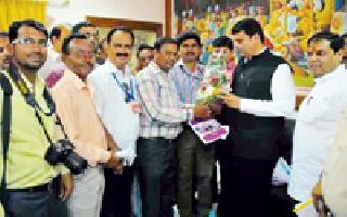 Give space to Melghat in Jahangir Art Gallery | जहांगीर आर्ट गॅलरीत मेळघाटला जागा द्या Give space to Melghat in Jahangir Art Gallery | जहांगीर आर्ट गॅलरीत मेळघाटला जागा द्या