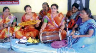 Devotees become devoted to bhajan competition | भजन स्पर्धेत भक्तीमय झाल्या सखी