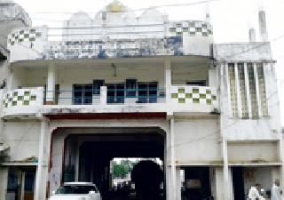 Groups dominate the chair | खुर्चीसाठी गटागटांचे वर्चस्व Groups dominate the chair | खुर्चीसाठी गटागटांचे वर्चस्व