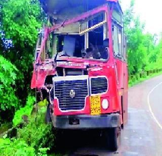 Accident near Mahad on Mumbai-Goa highway | मुंबई-गोवा महामार्गावर महाडजवळ अपघात Accident near Mahad on Mumbai-Goa highway | मुंबई-गोवा महामार्गावर महाडजवळ अपघात