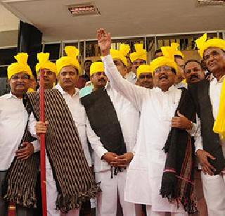 After the debt waiver, the announcement of the opposition to defame Dhangar | कर्जमाफीनंतर आता धनगर आरक्षणासाठी विरोधकांची घोषणाबाजी After the debt waiver, the announcement of the opposition to defame Dhangar | कर्जमाफीनंतर आता धनगर आरक्षणासाठी विरोधकांची घोषणाबाजी