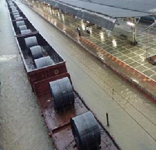 Mumbai, Thane rain show, local service disrupted | मुंबई, ठाण्यात पावसाची हजेरी, लोकल सेवा विस्कळीत