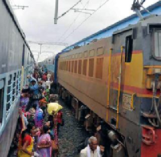 Kheli Vitthal devotees fierce disappointment by train | रेल्वेने केली विठ्ठल भक्तांची घोर निराशा