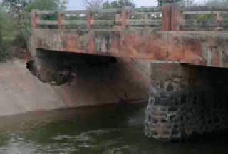 The main canal breakup breaks down | मुख्य कालव्याच्या अस्तरीकरणाला भगदाड