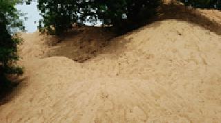 Sand dumping yard on river banks | नदीकाठावर रेतीचे डम्पिंग यार्ड