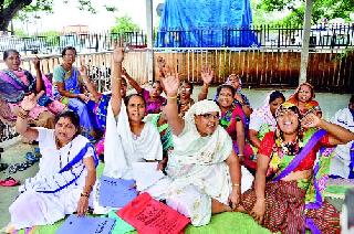 Fourth grade workers' agitation was continued | चतुर्थश्रेणी कर्मचाऱ्यांचे आंदोलन सुरूच Fourth grade workers' agitation was continued | चतुर्थश्रेणी कर्मचाऱ्यांचे आंदोलन सुरूच