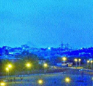 The entire area was left in a golden color. | सगळा परिसर असा सोनेरी रंगात न्हाऊन निघाला.