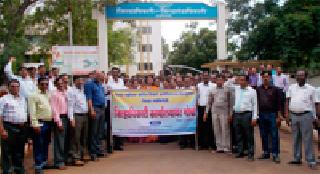 Hundreds of teachers fell victim to district collector | शेकडो शिक्षकांची जिल्हा कचेरीवर धडक