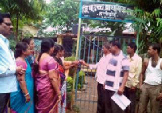 Lock locks in the school | शाळेला ठोकले कुलूप