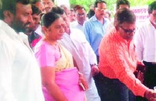 Those who have fasted on their behalf with syrup prashan | ज्यांच्या विरोधात उपोषण ‘त्यांच्या’च हस्ते सरबत प्राशन