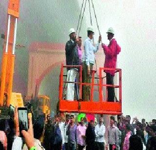 Start working on the removal of dangerous stones | धोकादायक दगड काढण्याचे काम सुरू