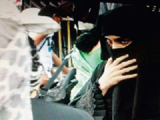 The wife and the daughter took the gift of Yakub | पत्नी अन् मुलीने घेतली याकूबची भेट