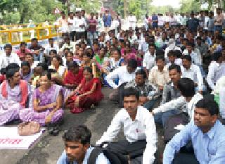 Computer operators hit departmental commissioner's office | संगणक परिचालकांची विभागीय आयुक्त कार्यालयावर धडक Computer operators hit departmental commissioner's office | संगणक परिचालकांची विभागीय आयुक्त कार्यालयावर धडक