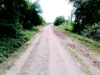 Waiting for tarpaulin ... | डांबरीकरणाची प्रतीक्षा... Waiting for tarpaulin ... | डांबरीकरणाची प्रतीक्षा...