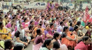 On the ground floor of Anganwadi workers' funeral procession | अंगणवाडी कर्मचाऱ्यांचा कचेरीवर मोर्चा