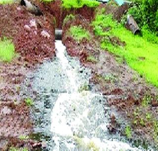 Pipeline carrying polluted wastewater | प्रदूषित सांडपाणी वाहून नेणारी पाइपलाइन फुटली