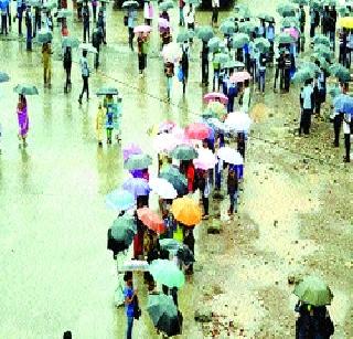 Rains thrown in the district again | जिल्ह्यात पावसाने पुन्हा धरला जोर