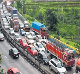Mumbai-Pune expressway traffic disrupted | मुंबई- पुणे एक्स्प्रेस वेवर वाहतूक विस्कळीत Mumbai-Pune expressway traffic disrupted | मुंबई- पुणे एक्स्प्रेस वेवर वाहतूक विस्कळीत