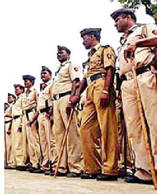 The police are in tension in the world | पोलीस जगताहेत तणावात