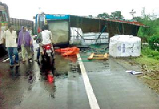 Truck reversed ... | ट्रक उलटला... Truck reversed ... | ट्रक उलटला...