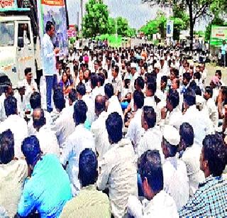 Stop the way for water from Bundal water | पुरंदर उपसाच्या पाण्यासाठी रास्ता रोको Stop the way for water from Bundal water | पुरंदर उपसाच्या पाण्यासाठी रास्ता रोको