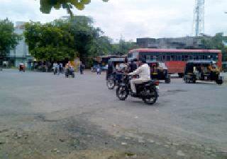 The disorder in the square due to the neglect of the corporation | पालिकेच्या दुर्लक्षामुळे चौकांत अव्यवस्था The disorder in the square due to the neglect of the corporation | पालिकेच्या दुर्लक्षामुळे चौकांत अव्यवस्था