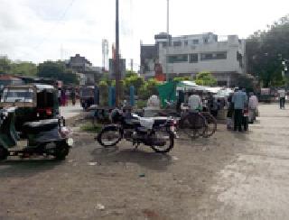 A patch of chakras in the wake of encroachment | अतिक्रमणाच्या विळख्यात चौकांची दैना A patch of chakras in the wake of encroachment | अतिक्रमणाच्या विळख्यात चौकांची दैना