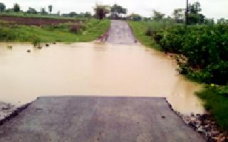 Pool underwater: | पूल पाण्याखाली :