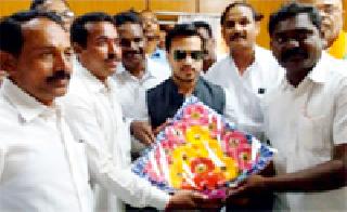 The Guardian Minister has rotated towards the Sironcha Ghat on the Godavari river | पालकमंत्र्यांनी गोदावरी नदीच्या सिरोंचा घाटाकडे फिरविली पाठ The Guardian Minister has rotated towards the Sironcha Ghat on the Godavari river | पालकमंत्र्यांनी गोदावरी नदीच्या सिरोंचा घाटाकडे फिरविली पाठ