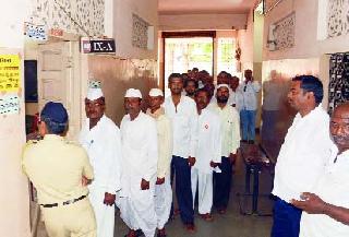 Spontaneous voting for the market committee | बाजार समितीसाठी उत्स्फूर्त मतदान