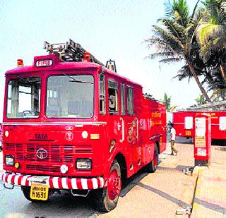Without the use of fire brigade vehicles | अग्निशमन दलातील वाहने वापराविना Without the use of fire brigade vehicles | अग्निशमन दलातील वाहने वापराविना