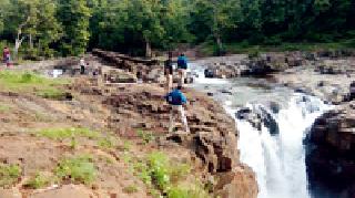 Myelike saved from Jawahar Kunda safely | जवाहर कुंडातून मायलेकी सुखरूप बचावल्या