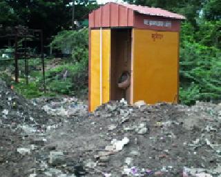 The toilets, the toxicity levels rise | शौचालय, मूत्रिघरांची अवस्था बकाल The toilets, the toxicity levels rise | शौचालय, मूत्रिघरांची अवस्था बकाल